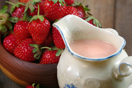 罐装草莓牛奶成熟的草莓放在木桌上的木图片