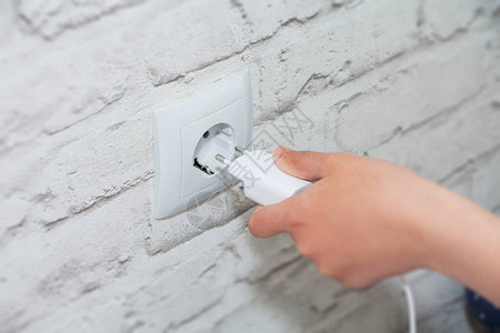 连接充电器到墙上插座节省能量图片