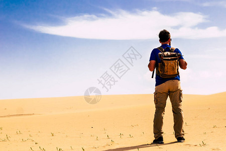 户外沙漠探险和另类旅游和旅游活动背景图片