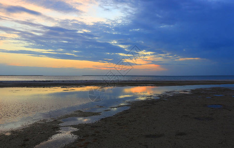 海上日落后的夜景图片