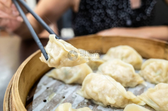 有名的小吃在一家餐馆桌图片