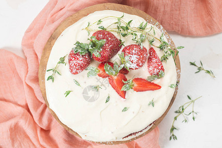 木板上的红色天鹅绒蛋糕草莓蛋糕恶魔蛋糕婚礼甜点生日聚会美味的甜点传图片