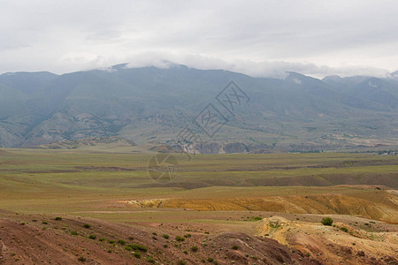 草原黄山沟壑云下干旱景观有水土流失痕迹的山脉山羊图片