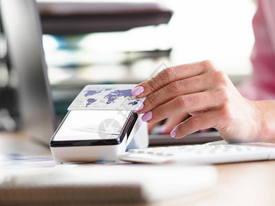 女手应用非接触式支付卡收单行评估业务在全球范围内使用银行卡返现卡背景图片