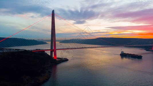 矮寨特大悬索桥伊斯坦布尔亚武兹苏丹塞利姆桥的天线特大城市冠状全面封锁期间空荡的街道最长的铁路悬索桥之一桥塔背景