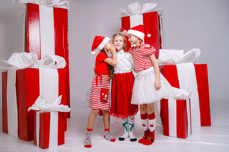 三个迷人的女孩享受节日气氛在新年和圣诞节前夕我希望我是圣诞老图片