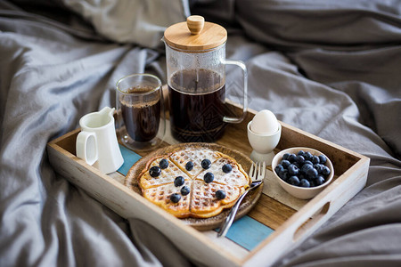 早餐把床边食物美味的图片