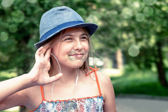 孤独的少女年用耳机听音乐图片