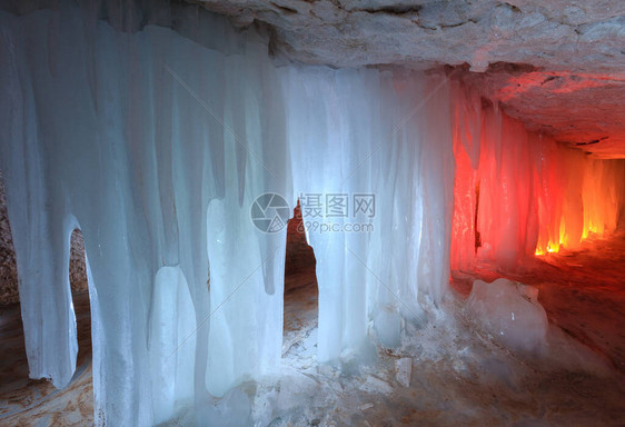 俄罗斯阿尔汉格尔斯克地区库洛戈里村附近洞穴中的地下冰柱和冰钟乳图片