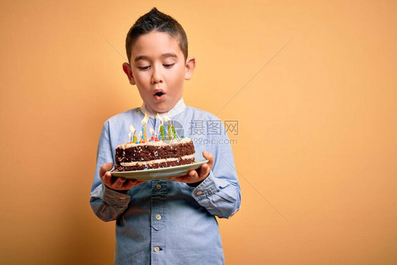 可爱的小孩戴着生日蛋糕图片