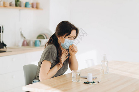 戴防护面罩的妇女因感染冠状感染而咳嗽图片