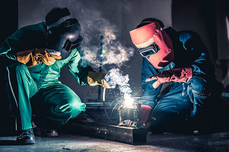 金属焊接钢厂使用电弧焊机在工厂焊接钢手工技能劳动理念的金属制品造和背景图片