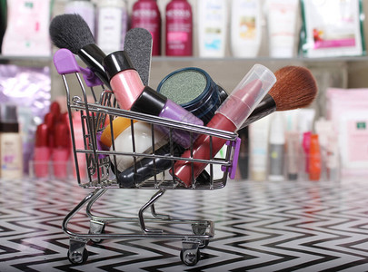 购物篮中各种美容产品底化妆品模图片