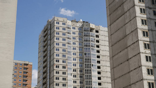 蓝天背景的大型建筑工地图片