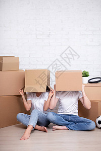 年轻夫妇用纸板盒遮面图片