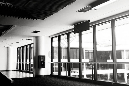 玻璃墙是机场航站楼的观景台图片