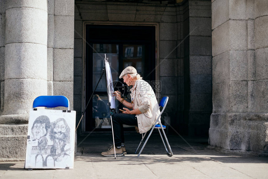 西班牙马德里市广场Canvas街面画家绘画肖像图片