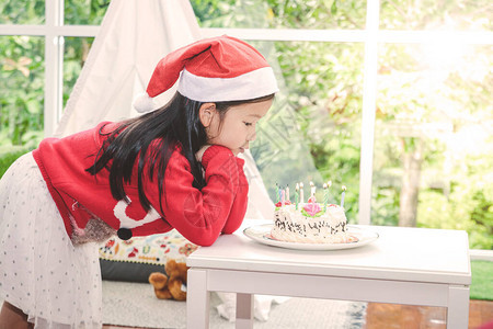 吹蜡烛蛋糕和圣诞礼物的祝酒词为圣诞礼图片