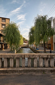 从石桥到白川运河的景象与柳树和经典京都古老建筑连成一图片
