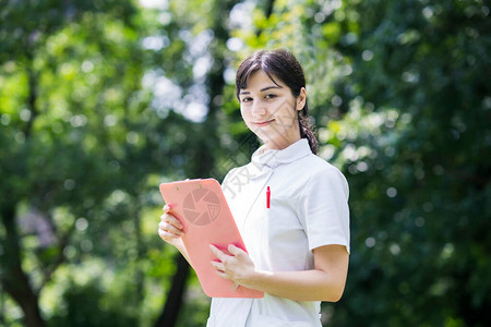 穿着白大衣的年轻女子在图片