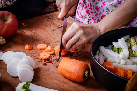 将萝卜和胡萝卜与卷心菜混在一起制作成Kimchi图片