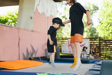 两个小男孩在体育中心的蹦床上跳跃孩子们一起玩得很开心积极休闲孩子们在娱乐中心童年和运动生活方式的蹦图片