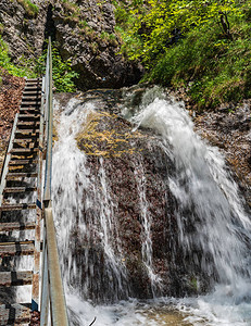 斯洛伐克马拉法特拉山的瀑布和梯子在惊人的荷角大河峡谷中筑图片