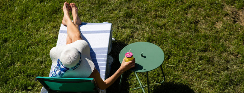 夏日饮品店画册在后院享受日光浴的女人的顶视图夏日乐趣背景