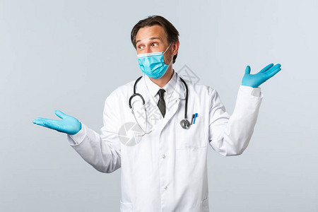 戴着医用口罩和手套的魅力四射的医生图片