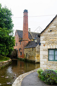 科茨狼人中旧式的英国老式房子和水厂图片