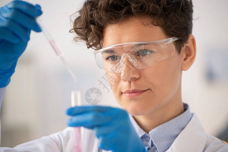 化学反应检测时防护眼镜滴剂中聚焦图片