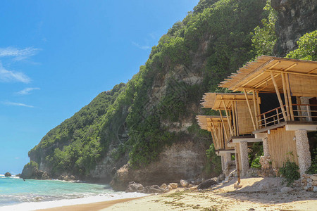 印度尼西亚巴厘岛沙滩上的竹屋背景图片