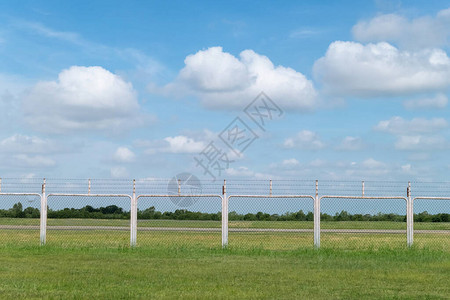 蓝天白云的草地和围栏区域的户外背景图片