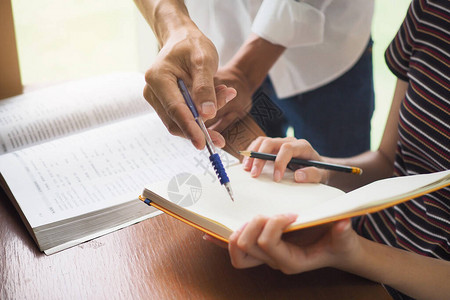 男学生正在向年轻一代传授知识b背景图片