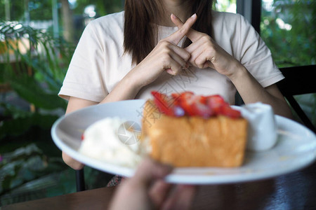 为了减肥和健康女拒绝吃甜食图片