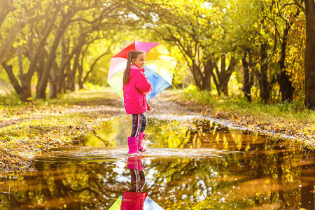 站在水坑中的雨图片