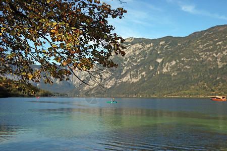秋天的山湖美景图片