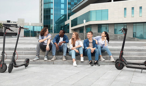 不同的学生享受他们的公司户外活动图片