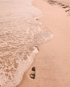 海边的日落和沙地上的脚印图片