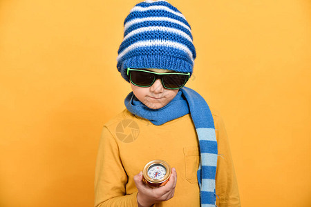 一个戴帽子戴眼镜的男孩和围巾显图片