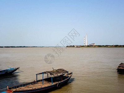 恒河三角洲的传统渔船恒河上的渔船这些船被用于日出乘船游览恒河加尔各答西孟加拉邦印度图片