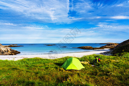7月1日建党节2019年7月1日挪威海边沙滩上的独居帐篷在阳光明媚的背景
