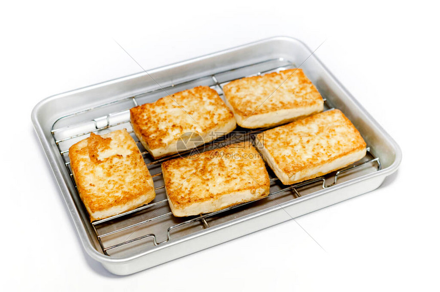 白底铝托盘中的日本食品豆图片