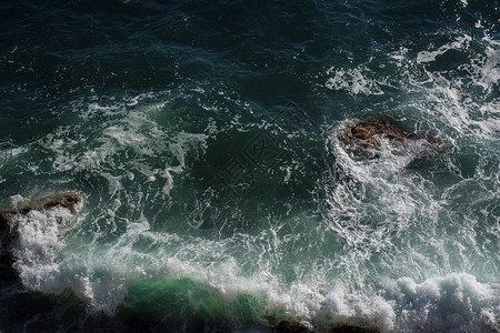 海浪背景打破海水岩石海岸波涛汹涌的大海绿松石水梯度泡沫在公海的大浪夏季风海背景图片