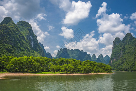 在桂林和阳水两镇之间漂流的大李利河岸边令人惊艳的喀斯特图片