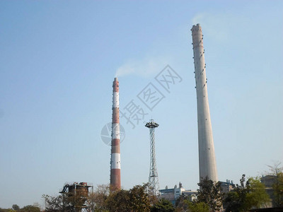 工厂烟囱工业烟囱高大工业厂烟囱在加尔各答西孟加拉邦印度南亚太恒河沿岸图片