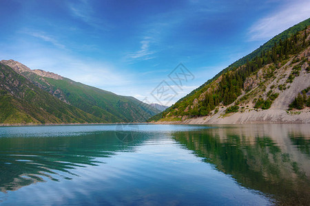 天生三桥景色吉尔斯州天生的卡拉苏湖美丽的山地背景