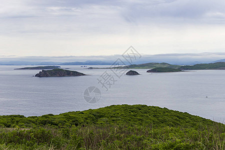 彼德大湾的景象是夏天从海参沃斯托克水区斯科特岛南端的背景图片