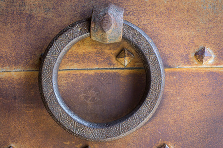 生锈的铁门的特写老式门环图片