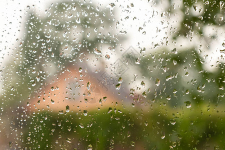 水滴在窗户上秋天的乡村景观透过窗玻璃上的雨滴雨滴落在窗户玻璃上图片